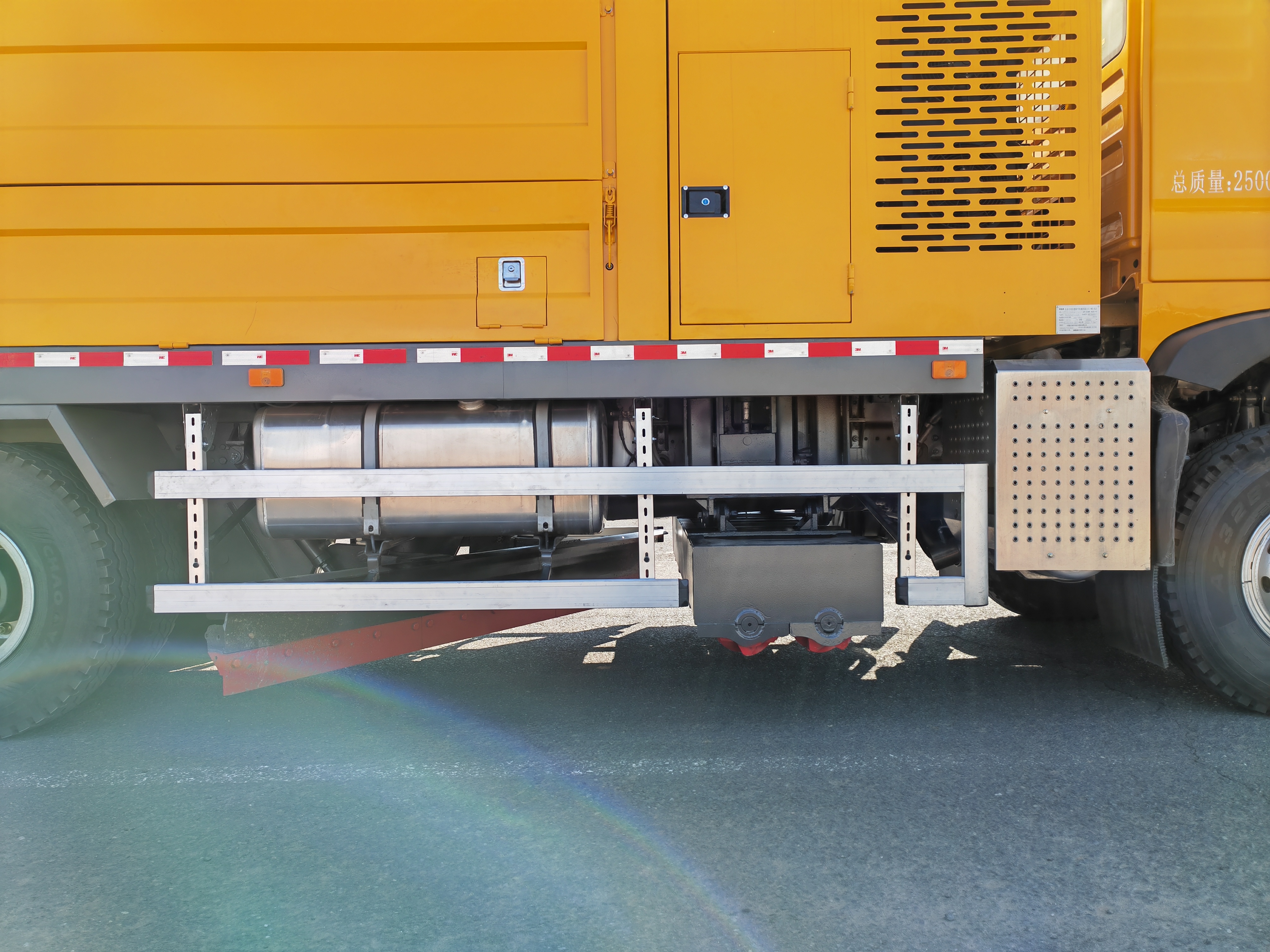 BLD5254TCXZZ6型(25噸)多功能除冰除雪車(chē)(圖3) BLD5254TCXZZ6型(25噸)多功能除冰除雪車(chē)(圖3)