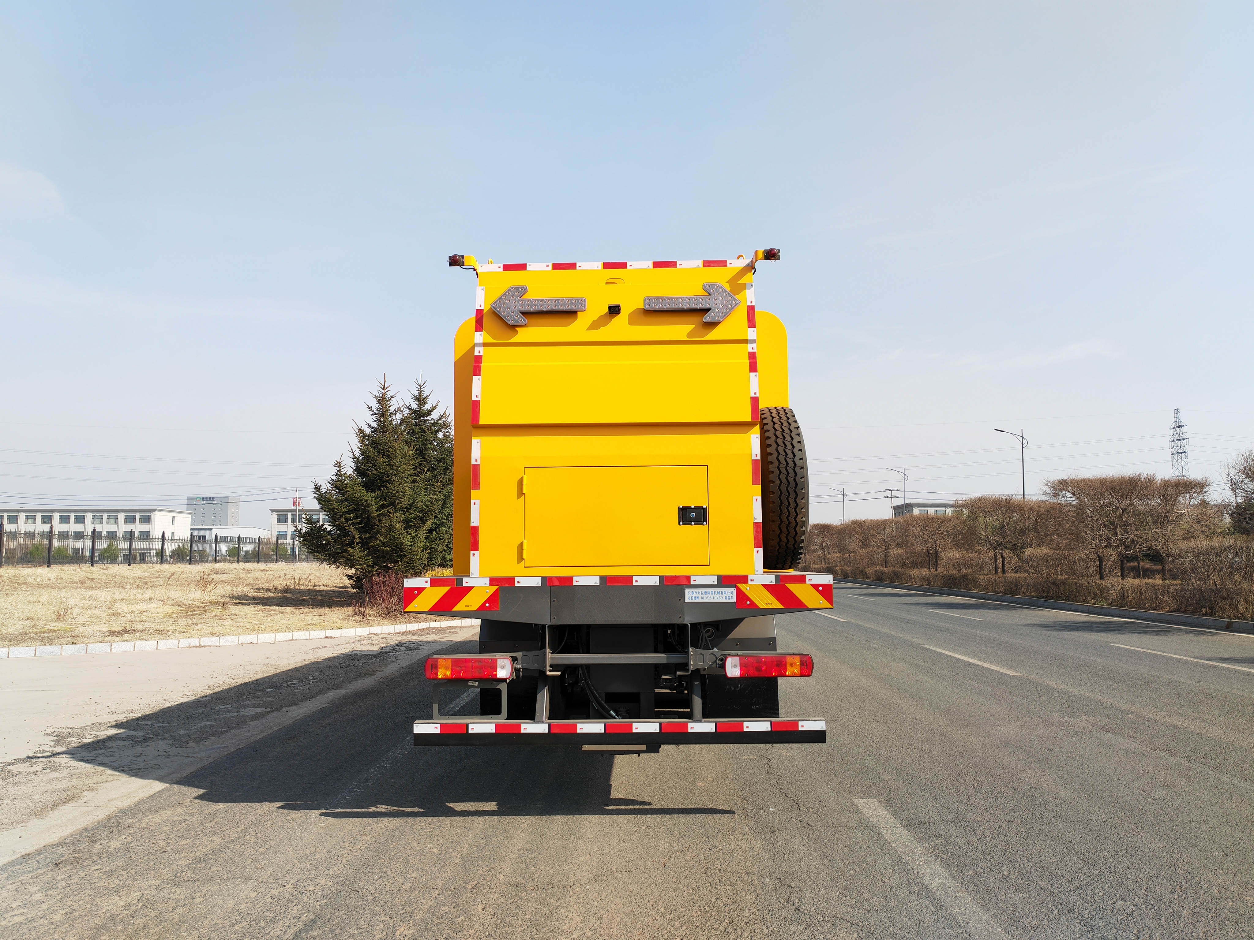 BLD5254TCXZZ6型(25噸)多功能除冰除雪車(chē)(圖4) BLD5254TCXZZ6型(25噸)多功能除冰除雪車(chē)(圖4)