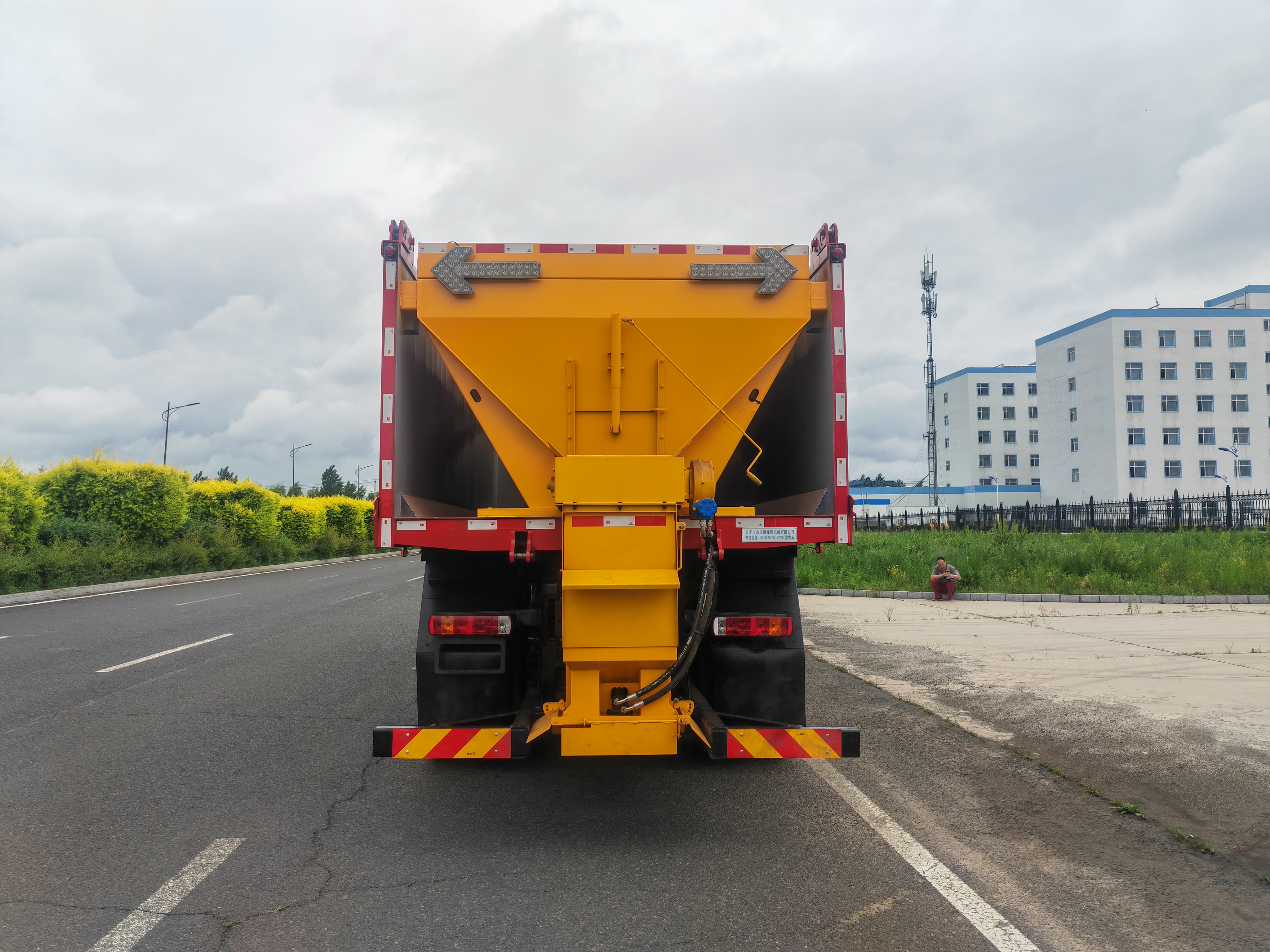 BLD5252TCXZZ6型(25噸)綜合除雪車(圖5) BLD5252TCXZZ6型(25噸)綜合除雪車(圖5)